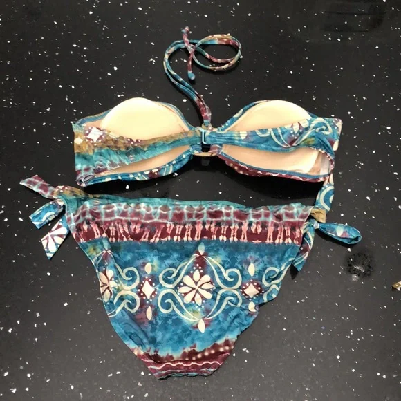 Bikini - Picture 2 of 2